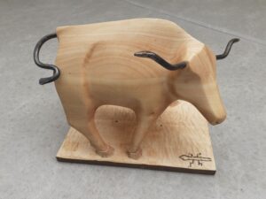 TAUREAU EN BOIS DE TILLEUL ARTISANAT FONTAINEBLEAU