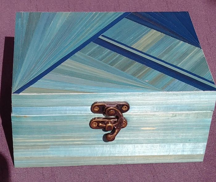 Boite graphique bleue marqueterie