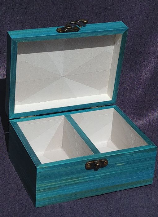 Boite graphique bleue marqueterie interieure en boutique