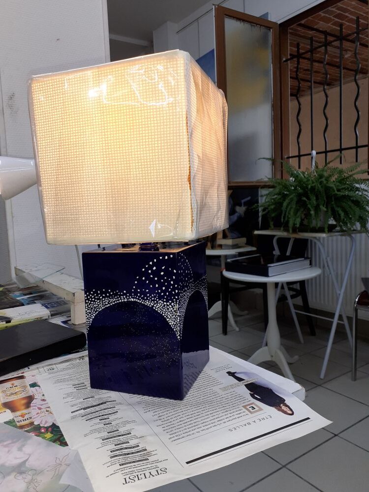 lampe contemporain en laque bleue, pièce unique, art décoratif haut de gamme